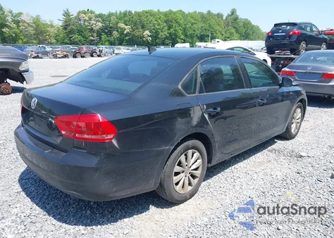 2014 Volkswagen Passat 2.5L Wolfsburg Edition z USA, uszkodzony, nr VIN 1VWAP7A31EC003851